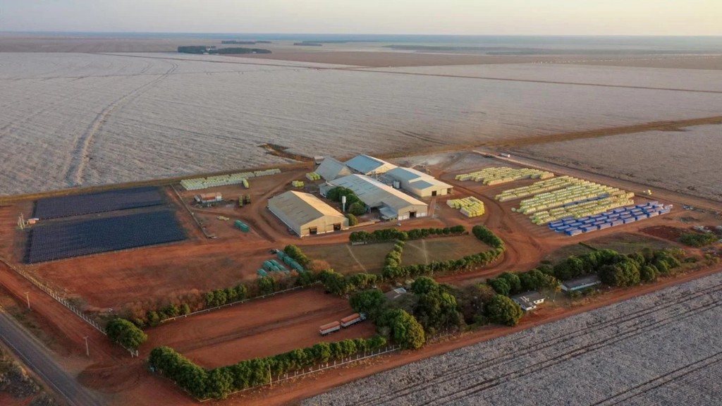 Vista aérea da Algodoeira Rondon — beneficiamento e fardos